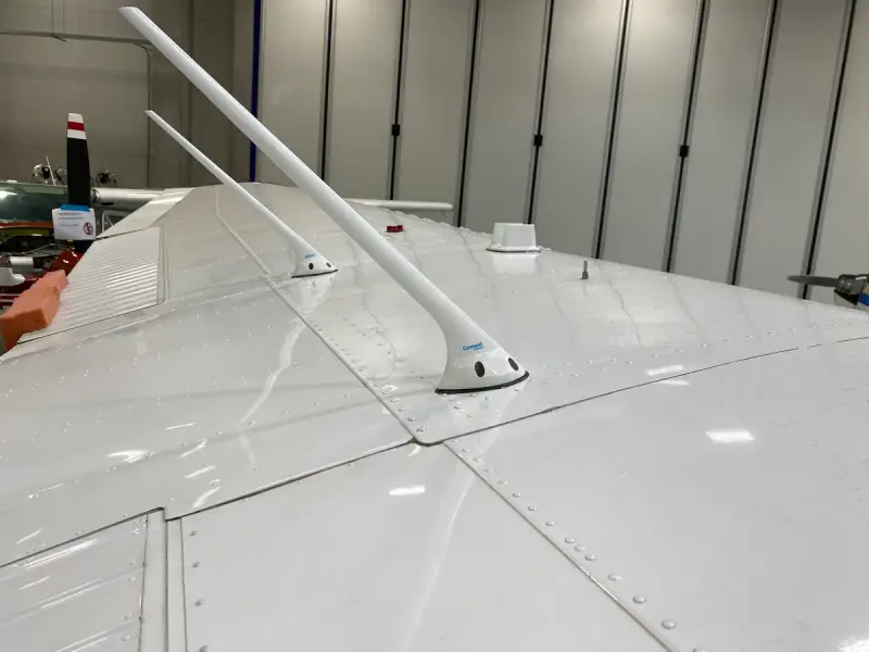 Blade antenna on the wing root of an aircraft in a hangar