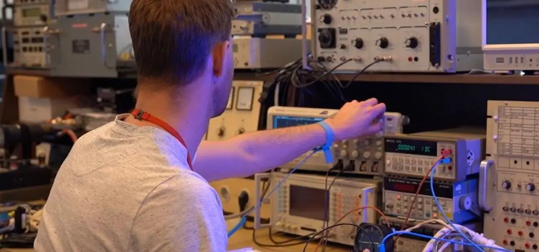 AIR TEAM technician at the avionics test bench