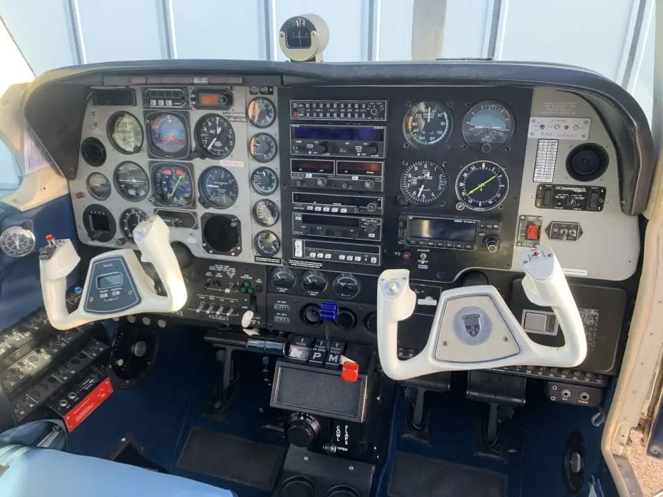 Original instrument panel with round gauges before the upgrade