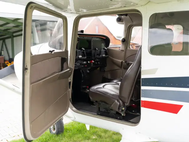 Skyhawk cabin with the open door