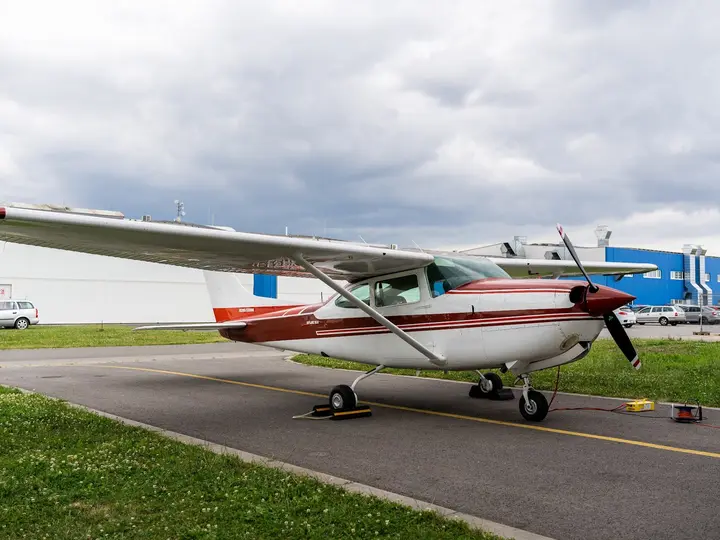 Cessna 182 parked outside the AIR TEAM hangar