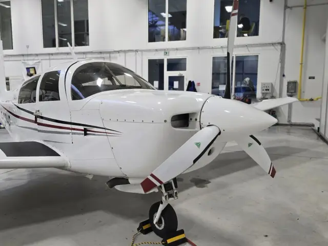 Mooney M20J in the AIR TEAM hangar