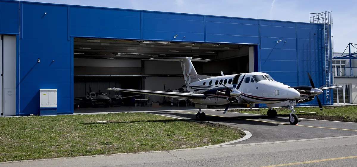 King Air taxiing in front of the AIR TEAM hangar