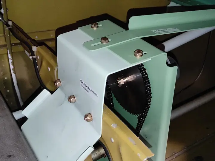 Servo mounting bracket installed in an aircraft