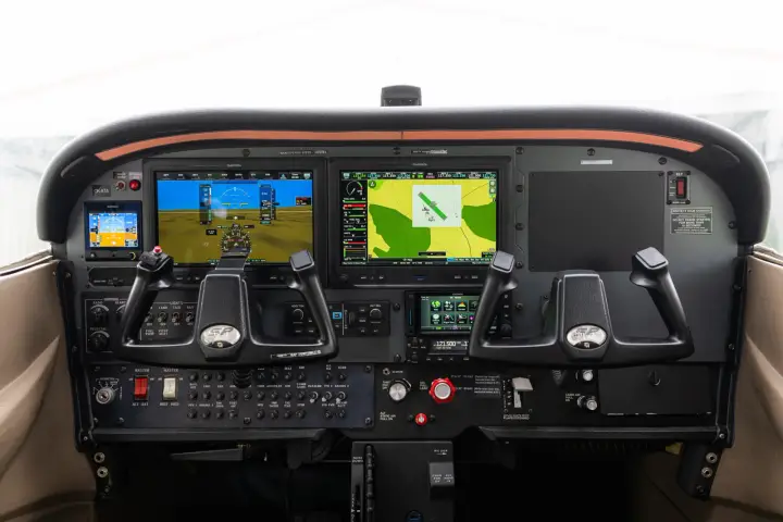 Cessna 172S Skyhawk SP cockpit with Garmin G3X Touch displays