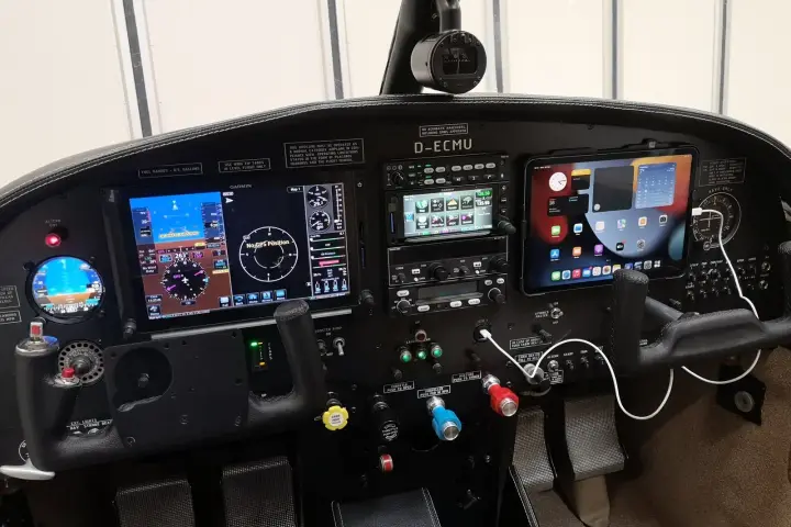 S208 cockpit with the new G500 TXi, GTN 650Xi and panel