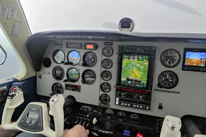 Cockpit of the Beechcraft A36 Bonanza in flight with the new Garmin GTN 750Xi and GI 275 instruments