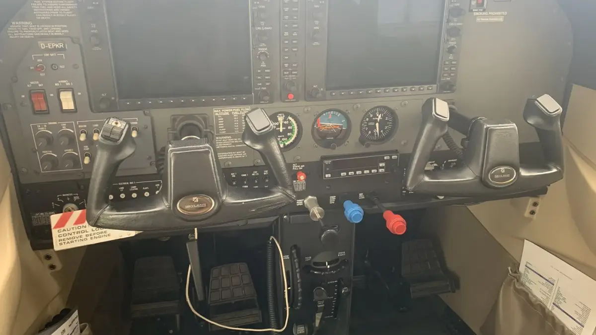 Cessna 182Q Skylane cockpit after the upgrade