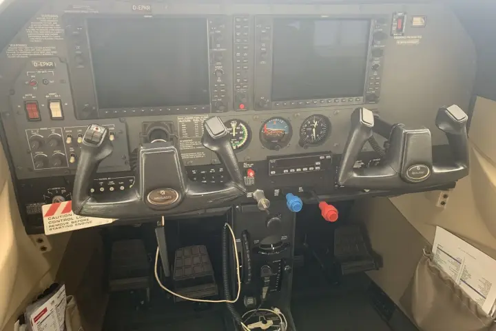 Cessna 182Q Skylane cockpit after the upgrade