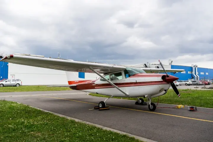 Cessna FR182 Skylane RG on the ramp