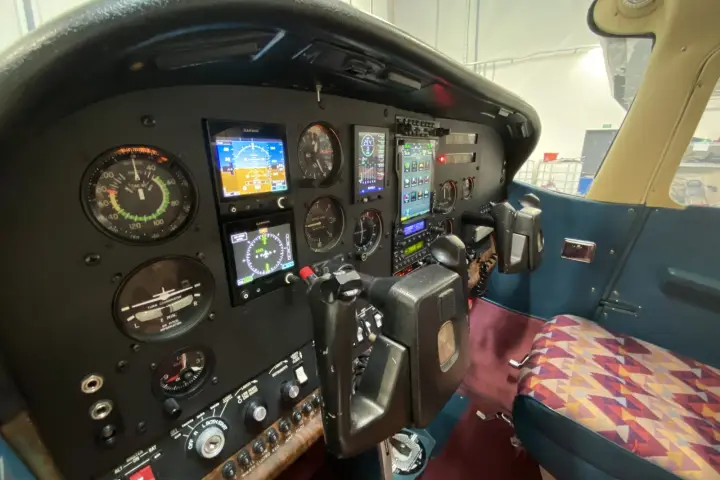 Cessna F182Q Skylane II cockpit with the new Garmin GTN 750Xi and a new instrument panel