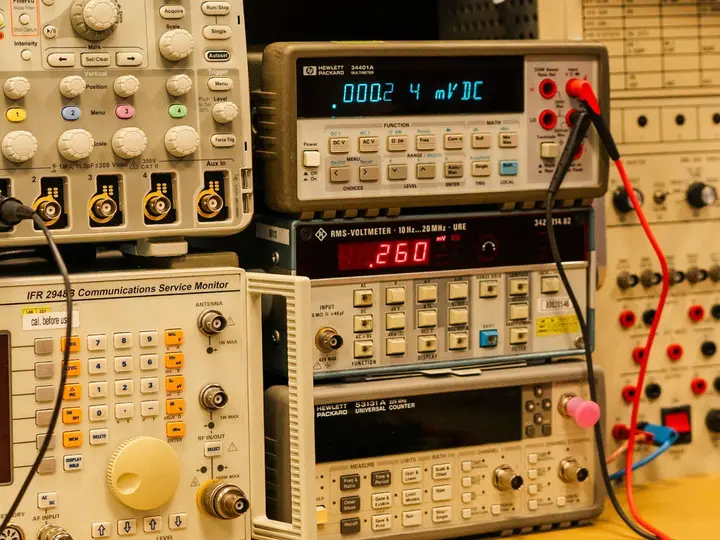 Avionics test bench with oscilloscopes and instruments in the AIR TEAM lab