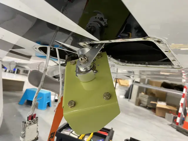 GFC 500 servo mounted on its bracket